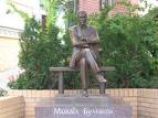 Памятник Михаилу Афанасьевичу Булгакову возле его дома-музея в Киеве