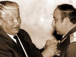 Борис Ельцин награждает Александра Коржакова