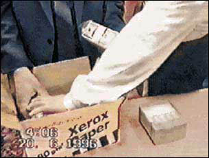 500 000 долларов США в коробке из-под бумаги фирмы Xerox, изъятые у Сергея Лисовского